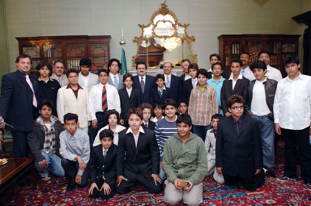 Ambassador receives school students