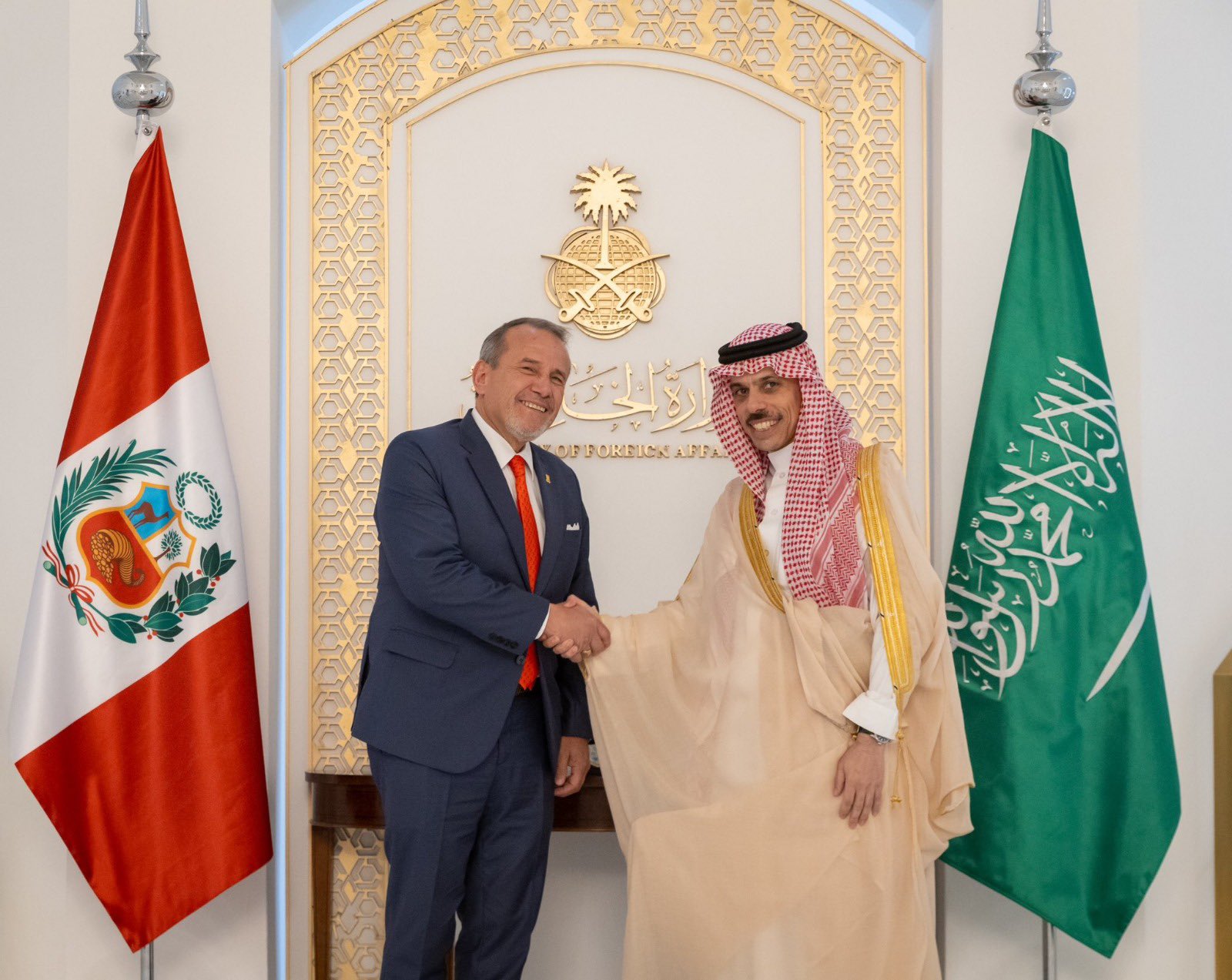 سمو الوزير يستقبل وزير خارجية البيرو 
