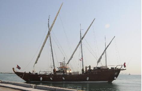 سفير خادم الحرمين الشريفين في قطر يقوم بزيارة للسفينة العمانية (زينه البحار)